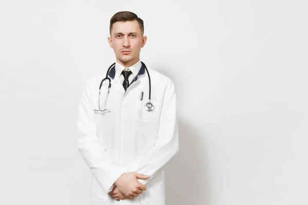 Poważny pewnie doświadczony młody przystojny lekarz mężczyzna na białym tle. Lekarz medyczny suknia, koszula i krawat, stetoskop wyglądający aparat. Pracowników służby zdrowia, medycyny pojęcie. — Zdjęcie stockowe