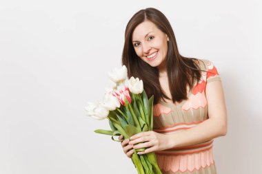 Hafif desenli elbiseli çekici genç gülümseyen esmer kız beyaz ve Pembe Lale buketi içinde gülümseyerek elele geziyor ve izole üzerinde beyaz arka plan sevinir. Tatil, iyi ruh kavramı.