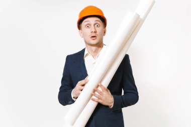 Genç yakışıklı işadamı koyu takım elbiseli şok, koruyucu inşaat turuncu kask holding beyaz arka plan üzerinde izole planları planları. Erkek işçi reklam için. İş, çalışma kavramı.