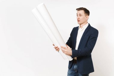 Genç yakışıklı başarılı ilgili işadamı tutarak ve unrolling koyu takım elbiseli beyaz arka plan üzerinde izole planları planları. Erkek işçi reklam için. İş, çalışma kavramı.