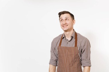 Genç gülümseyen adam Şef veya çizgili kahverengi önlük giyen garson, gömlek poz beyaz arka plan üzerinde izole. Erkek hizmetçi veya kopya alanı üzerinde ararken houseworker. Ev işlerinde yardımcı reklam için.