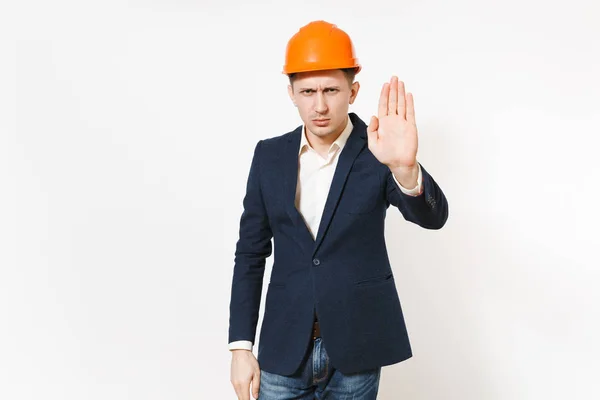 검은 양복와 정지 제스처를 보여주는 보호 건설 헬멧에에서 젊은 잘생긴 불만족된 사업가에 고립 된 흰색 배경 팜. 광고에 대 한 남성 노동자입니다. 비즈니스 개념. — 스톡 사진