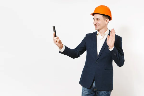 검은 양복, 보호 건설 헬멧 selfie 휴대 전화를 하 고 있는 실업가 웃 고 잘생긴 젊은 흰색 배경에 고립. 광고에 대 한 남성 노동자입니다. 비즈니스, 작업 개념. — 스톡 사진