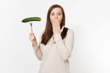 Şok vegan kadın elinde yeşil taze salatalık beyaz arka plan üzerinde izole çatal üzerinde tutar. Doğru beslenme, Vejetaryen Gıda, sağlıklı yaşam, sebze kavramı. Alan kopya alanı ile reklam.