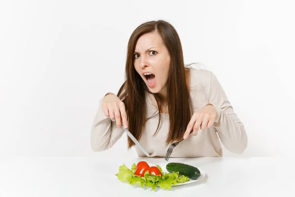 Vegane Frau am Tisch mit Blättern Salat, Gemüse auf Teller isoliert auf weißem Hintergrund. Richtige Ernährung, vegetarische Kost, gesundes Ernährungskonzept. Werbefläche mit Kopierfläche — Stockfoto