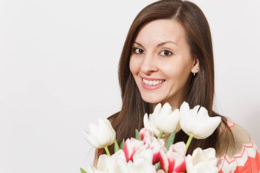 Güzel genç esmer kadın portresi yakından parlak beyaz ve Pembe Lale buketi gülümseyerek elinde tutan olduğunu ve beyaz arka plan üzerinde Studio sevinir. Kutlama, iyi ruh kavramı