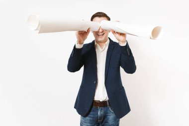 Dürbün veya beyaz arka plan üzerinde izole spyglass koyu takım elbise görünüyor planları planı ile eğlence gülümseyen yakışıklı genç adam. Erkek işçi reklam için. İş, çalışma kavramı.
