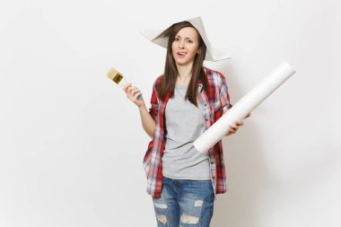 Tahriş olmuş memnun kadın rahat kıyafetler ve gazete şapka duvar kağıdı rulo ve boya fırça izole üzerinde beyaz arka plan. Yenileme daire oda için aygıtlar. Onarım ev concept.