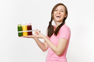 Kadın şişeler, beyaz arka plan üzerinde izole ölçü bandı yeşil, kırmızı, sarı Detoks smoothies satır tutar. Doğru beslenme, vejetaryen içki, sağlıklı yaşam, diyet kavramı. Kopya alanı, flack.