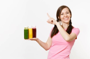 Eğlenceli kadın beyaz arka plan üzerinde izole şişe yeşil, kırmızı, sarı Detoks smoothies satır tutar. Doğru beslenme, vejetaryen içki, sağlıklı yaşam, diyet kavramı. Kopya alanı reklam için.