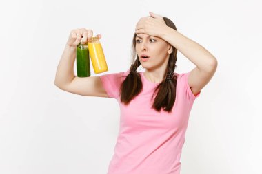 Beyaz arka plan üzerinde izole şişelerde yeşil, sarı Detoks smoothies tutan eğlenceli genç kadın. Doğru beslenme, vejetaryen içki, sağlıklı yaşam, diyet kavramı. Kopya alanı reklam için.