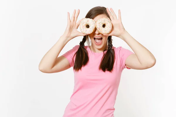 Красивая веселая счастливая женщина держит в руках красочные пончики изолированы на белом фоне. Правильное питание или сладости, десерт фаст-фуд. Концепция диеты. Копировать место для рекламы. Рекламная зона . — стоковое фото