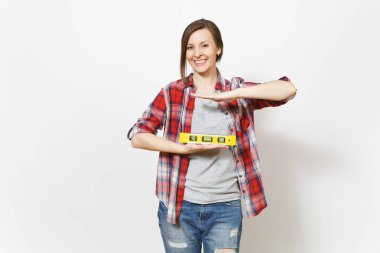 Rahat kıyafetler beyaz arka plan üzerinde izole kabarcık ruh düzeyi oluşturmak için paralel elele gülümseyen kadın. Aletleri, aksesuarları, yenileme daire oda için araçlar. Onarım ev concept.