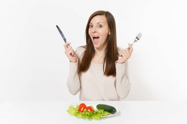 Tablo yaprakları salata marul ile beyaz arka plan üzerinde izole tabakta sebze vejetaryen kadın. Doğru beslenme, Vejetaryen Gıda, sağlıklı yaşam konsepti diyet. Alan kopya alanı ile reklam