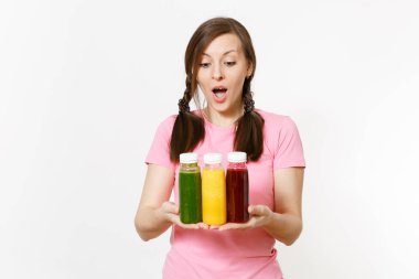 Eğlenceli kadın beyaz arka plan üzerinde izole şişe yeşil, kırmızı, sarı Detoks smoothies satır tutar. Doğru beslenme, vejetaryen içki, sağlıklı yaşam, diyet kavramı. Kopya alanı reklam için.