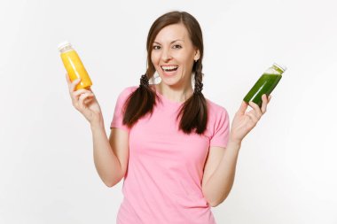 Beyaz arka plan üzerinde izole şişelerde yeşil, sarı Detoks smoothies tutan eğlenceli genç kadın. Doğru beslenme, vejetaryen içki, sağlıklı yaşam, diyet kavramı. Kopya alanı reklam için.