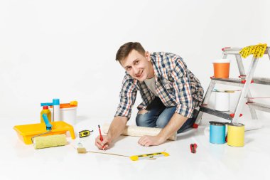 Rahat kıyafetler aletleri yenileme daire oda beyaz arka plan üzerinde izole için duvar kağıdı, kalem, rulo ile katta oturan adam. Aksesuarlar, boyama araçlarını yapıştırma. Onarım ev concept.