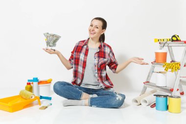 Kadın bohça-in nakit para, süpermarket bakkal itme sepeti alışveriş için tutar. Beyaz arka plan üzerinde izole yenileme daire için aygıtlar. Aksesuarlar onarım ev kavramı yapıştırma için duvar kağıdı