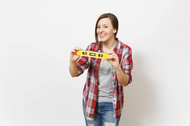 Genç gülümseyen güzel kadın rahat kıyafetler bina kabarcık holding beyaz arka plan üzerinde izole düzeyi ruh. Aletleri, aksesuarları, yenileme daire oda için araçlar. Onarım ev concept.