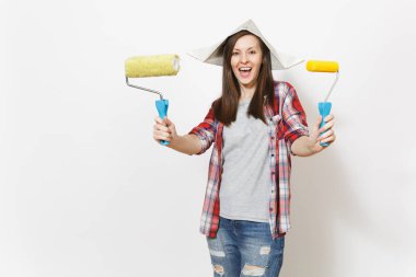 Genç güzel kadın rahat kıyafetler ve gazete şapka duvar resmi beyaz arka plan üzerinde izole merdane tutan çok memnun. Yenileme daire oda için aygıtlar. Onarım ev concept.