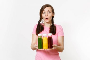 Eğlenceli kadın beyaz arka plan üzerinde izole şişe yeşil, kırmızı, sarı Detoks smoothies satır tutar. Doğru beslenme, vejetaryen içki, sağlıklı yaşam, diyet kavramı. Kopya alanı reklam için.