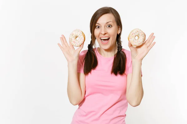 Красивая веселая счастливая женщина держит в руках красочные пончики изолированы на белом фоне. Правильное питание или сладости, десерт фаст-фуд. Концепция диеты. Копировать место для рекламы. Рекламная зона . — стоковое фото