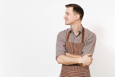 Adam Şef veya çizgili kahverengi önlük garson gülümseyerek genç, beyaz arka plan üzerinde çarpı işareti el ele tutuşarak gömlek izole. Erkek hizmetçi veya houseworker bir kenara arıyorum. Ev işlerinde yardımcı reklam için.