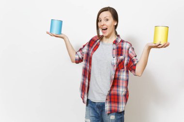 Genç güzel kadın rahat kıyafetler ile beyaz arka plan üzerinde izole kopya alanı boş boya teneke kutular holding eğlenceli. Aletleri, yenileme daire oda için aksesuarlar. Onarım ev concept.