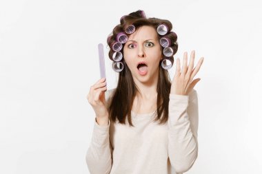 Beyaz arka plan üzerinde izole çivi başarısız kullanarak tırnak düzeltme curlers eğlenceli genç kadınla. Çılgın makyaj set yüz Dekoratif kozmetik ile. Güzellik moda yaşam tarzı kavramı. Alan kopya alanı.