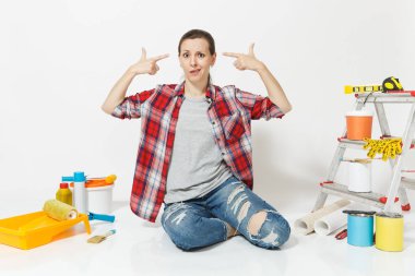O kendini, ateş baş için yorgun noktası parmak oturup beyaz arka plan üzerinde izole yenileme için aygıtlar ile. Duvar kağıdı, yapıştırma, boyama araçları için aksesuarlar. Onarım ev kavramı.