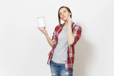 Boş boya teneke kutu ile kopya alanı beyaz arka plan üzerinde izole kamera tutan genç dalgın güzel kadın. Aletleri, aksesuarları, yenileme daire oda için araçlar. Onarım ev concept.