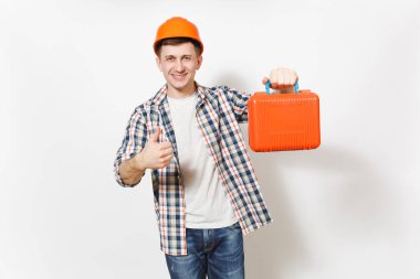 Aletleri veya araç kutusu ile durum tutarak ve izole üzerinde beyaz arka plan yukarı gösterilen koruyucu hardhat genç gülümseyen adam. Yenileme daire oda için aygıtlar. Onarım ev concept.