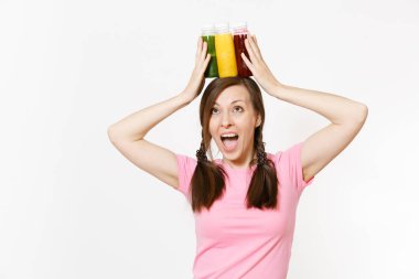 Eğlenceli kadın beyaz arka plan üzerinde izole şişe yeşil, kırmızı, sarı Detoks smoothies satır tutar. Doğru beslenme, vejetaryen içki, sağlıklı yaşam, diyet kavramı. Kopya alanı reklam için.