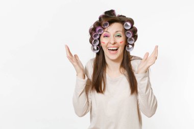 Curlers saç ayakta beyaz arka plan üzerinde izole üzerinde eğlenceli genç kadınla. Çılgın makyaj set yüz Dekoratif kozmetik ile. Güzellik kadın moda yaşam tarzı kavramı. Uzay kopyalamak için reklam alanı
