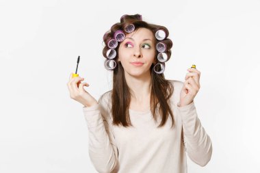 Beyaz arka plan üzerinde izole maskara ile kirpik boyama curlers eğlenceli genç kadınla. Çılgın makyaj set yüz Dekoratif kozmetik ile. Güzellik kadın moda yaşam tarzı kavramı. Alan kopya alanı.