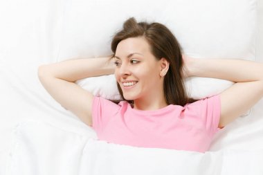 «Ana sayfa» mutlu esmer genç görünümünü altına eller beyaz çarşaf, yastık, battaniye, yatakta yatan kadın. Kadın harcama zaman odada gülümseyen. Dinlenmek, sakin ol, iyi bir ruh hali kavramı. Kopyalama alanı reklam.