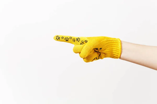 Primer plano de la mano femenina en la construcción de guantes amarillos señalando el dedo índice en el espacio de copia aislado sobre fondo blanco. Accesorios para la renovación de la habitación del apartamento. Reparar concepto de casa. Área publicitaria . — Foto de Stock