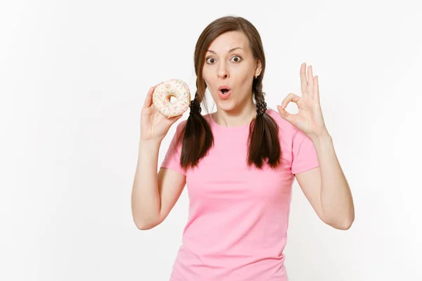 Веселая счастливая женщина, держащая в руках цветной пончик на белом фоне. Правильное питание или сладости, десерт фаст-фуд. Концепция диеты. Копировать место для рекламы. Рекламная зона . — стоковое фото
