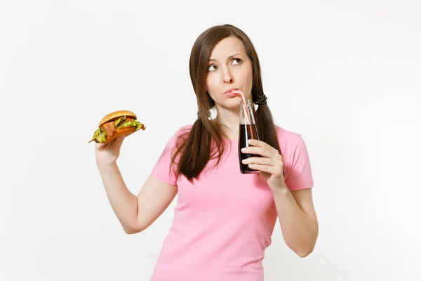Güzel eğlenceli duran ve hamburger, beyaz arka plan üzerinde izole cam şişede cola tutan genç kadınla kuyrukları. Doğru beslenme veya Amerikan Klasik fast food. Alan kopya alanı ile reklam. — Stok fotoğraf
