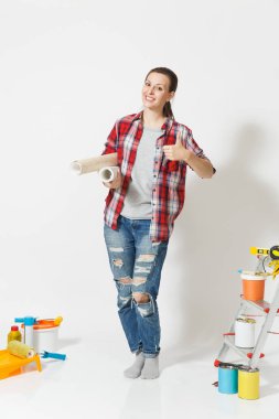 Tam boy için yenileme daire ev aletleri beyaz arka plan üzerinde izole yakınındaki ayakta rahat kıyafetler içinde güzel kadın. Duvar kağıdı, yapıştırma, boyama araçları için aksesuarlar. Onarım kavramı.