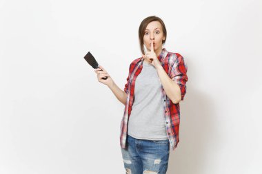 Macun bıçak tutarak ve sus söyleyerek genç şok kadın dudaklarında parmak ile sessiz ol, sessiz ol jest izole üzerinde beyaz arka plan. Aletleri, yenileme daire oda için araçlar. Onarım ev concept.