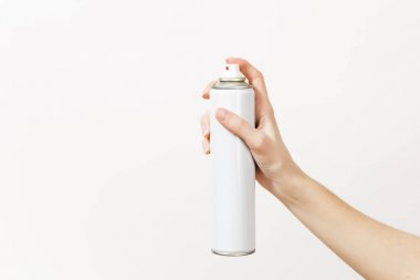 Beyaz arka plan üzerinde kopya alanı boş sprey şişeyle izole el yatay tutar, yakın çekim. Aletleri, yenileme daire oda için aksesuarlar. Onarım ev concept. Reklam alanı.