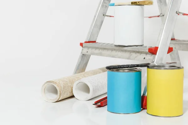 Instrumentos para renovação apartamento quarto isolado no fundo branco. Papel de parede e acessórios para colar, ferramentas de pintura. Latas de tinta coloridas. Conceito de casa de reparação. Espaço de cópia para propaganda . — Fotografia de Stock