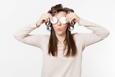 Genç bayanla eğlenceli: curlers beyaz arka plan üzerinde izole yüz sünger ile cilt yüzünü siler. Çılgın makyaj set yüz Dekoratif kozmetik ile. Güzellik moda yaşam tarzı kavramı. Alan kopya alanı.
