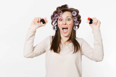Curlers, beyaz arka plan üzerinde renkli tırnak cilaları izole tutar ile eğlenceli genç kadın. Çılgın makyaj set yüz Dekoratif kozmetik ile. Güzellik kadın moda yaşam tarzı kavramı. Alan alan kopyalamak için.