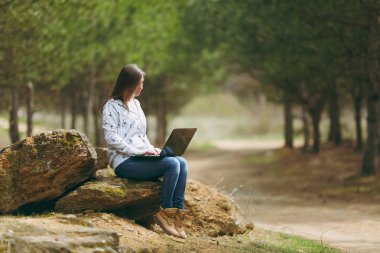 Küçük ciddi başarılı akıllı iş kadını veya casu öğrenci