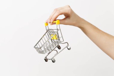 Alışveriş sepeti beyaz arka plan üzerinde izole Sarı Plastik Saplı el yatay tutar oyuncak metal kapatın. Alışveriş kavramı. Kopya alanı reklam için.