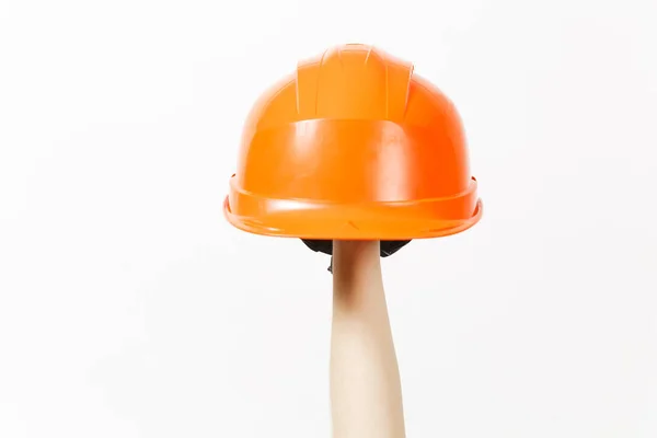 Крупним планом жіноча вертикаль рук тримає захисний будівельний помаранчевий шолом ізольований на білому тлі. Інструменти для ремонту житлової кімнати. Ремонт домашньої концепції. Копіювати простір для реклами . — стокове фото