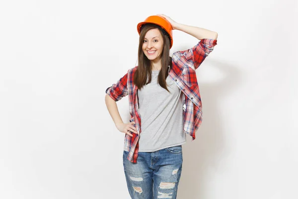 Joven mujer hermosa sonriente en ropa casual y construcción protectora casco naranja aislado sobre fondo blanco. Instrumentos, accesorios para la renovación de la habitación del apartamento. Reparación concepto hogar . —  Fotos de Stock