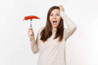 Vegan kadın tutan el kırmızı sıcak biber biber beyaz arka plan üzerinde izole çatal üzerinde oldukça eğlenceli. Doğru beslenme, Vejetaryen Gıda, sağlıklı yaşam, sebze kavramı. Alan alan kopyalamak için reklam.